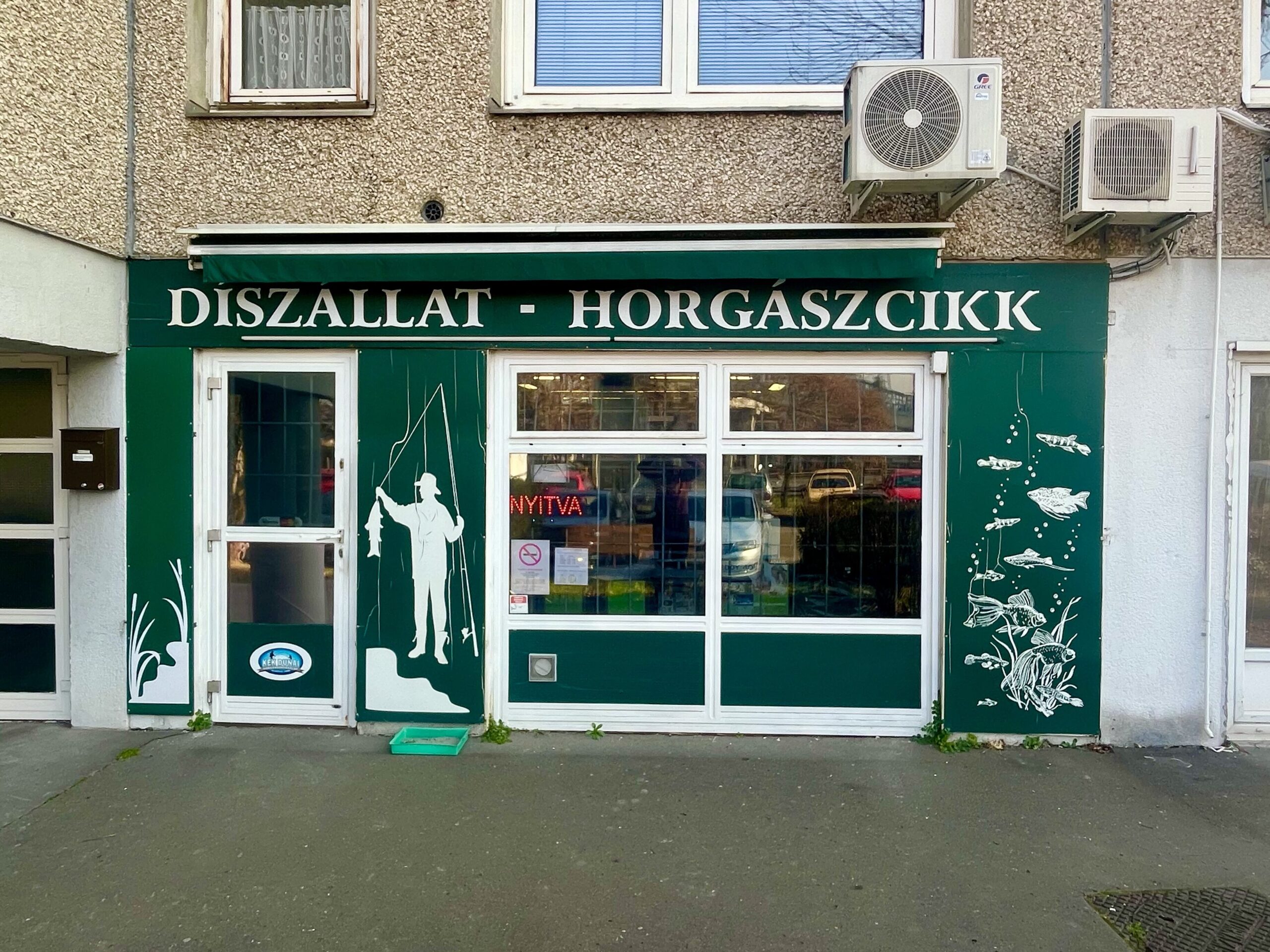 Díszállat - Horgászcikkbolt kültéri képe